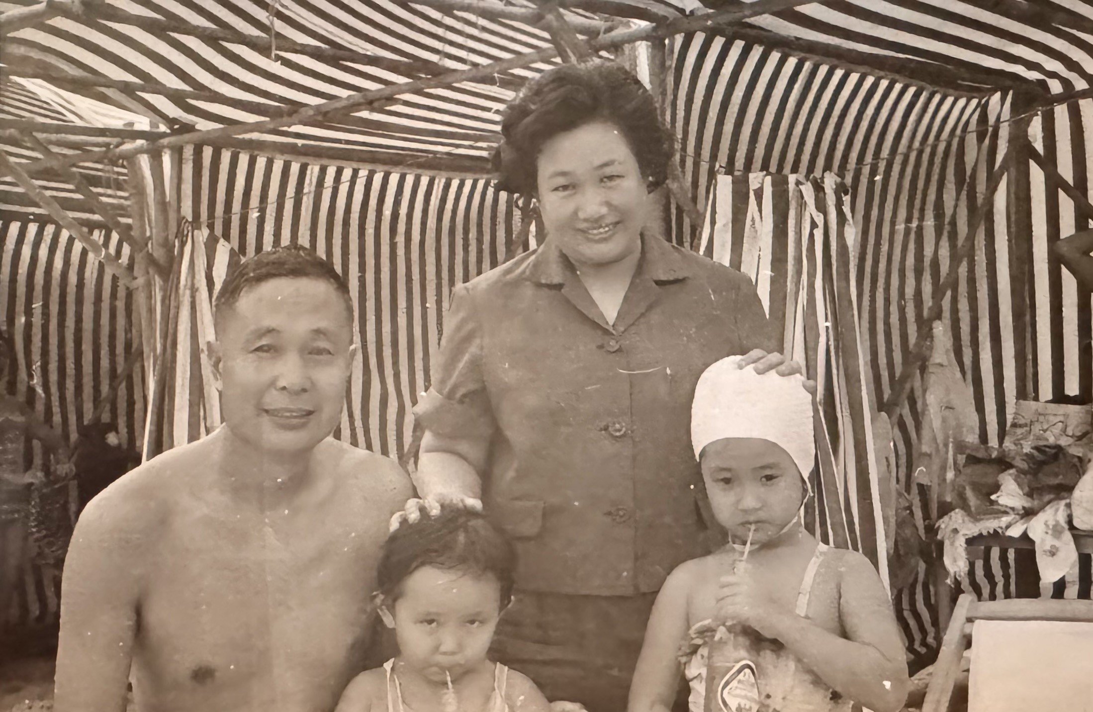 Childhood family photo of architect Annie Chu with parents and sister