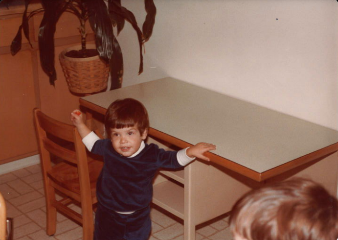 Jonathan Nesci childhood photo leaning against table