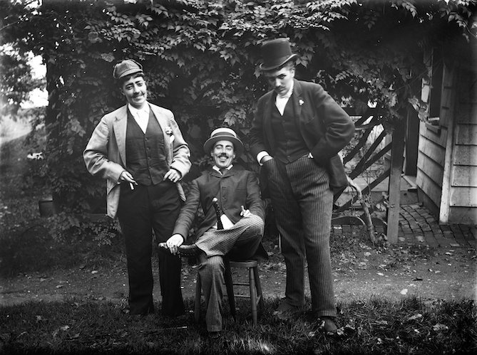 Alice Austen, “Julia Martin, Julia Bredt and self dressed up, sitting down” (1891)