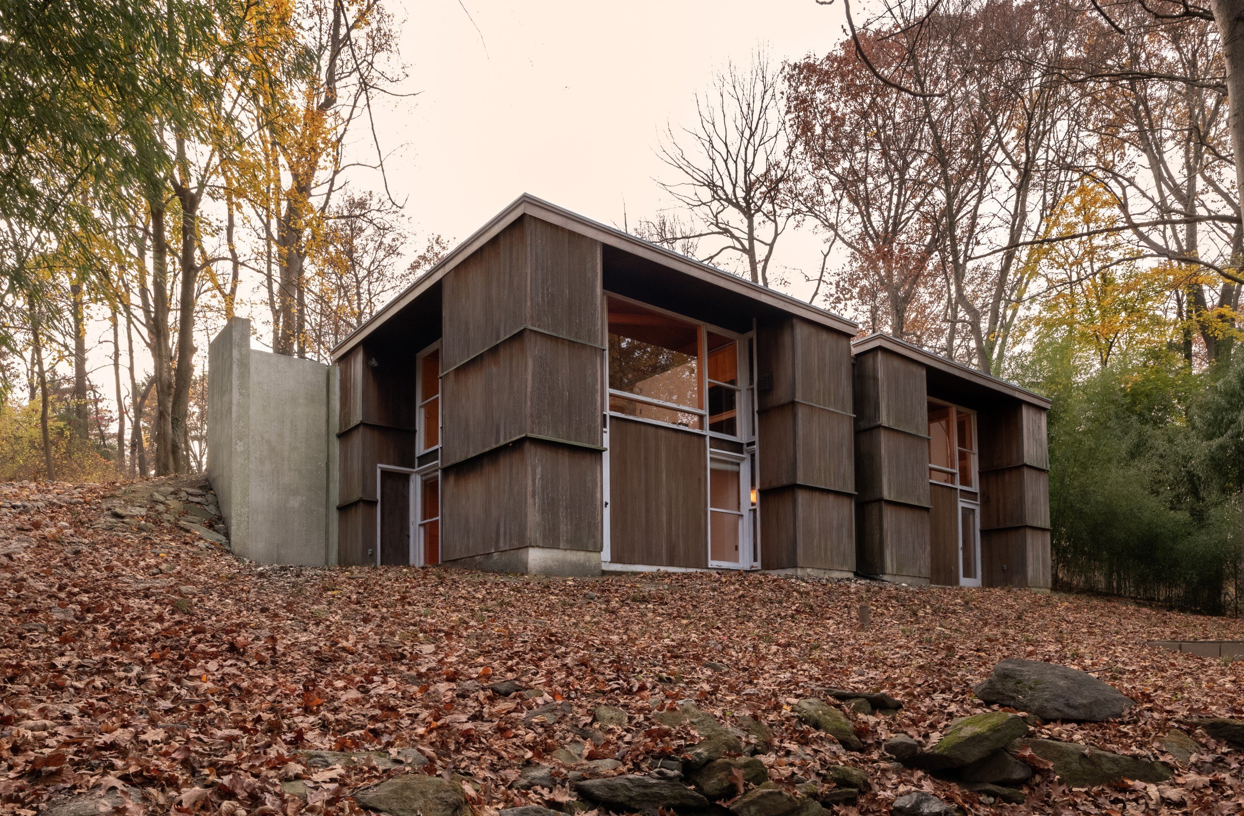 Exterior of Louis Kahn’s Shapiro House in fall