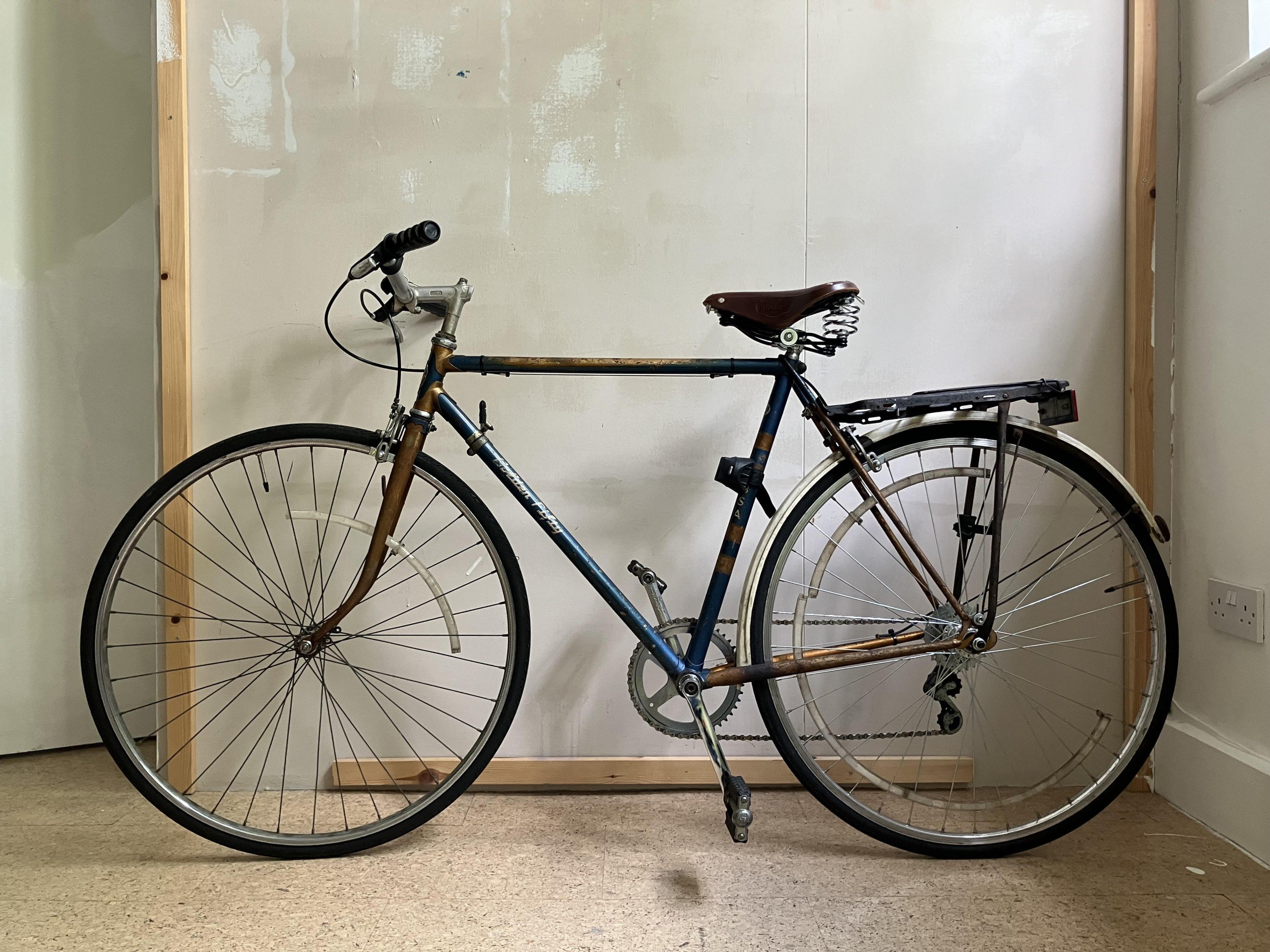 A rusy bicycle.