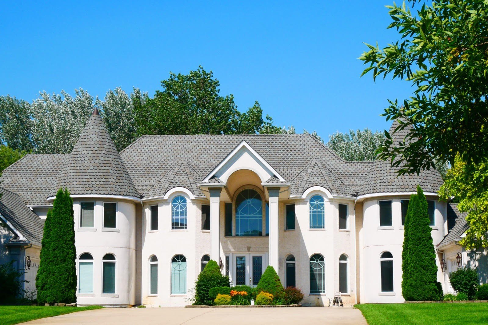 Traditional mansion exterior shot by Kate Wagner